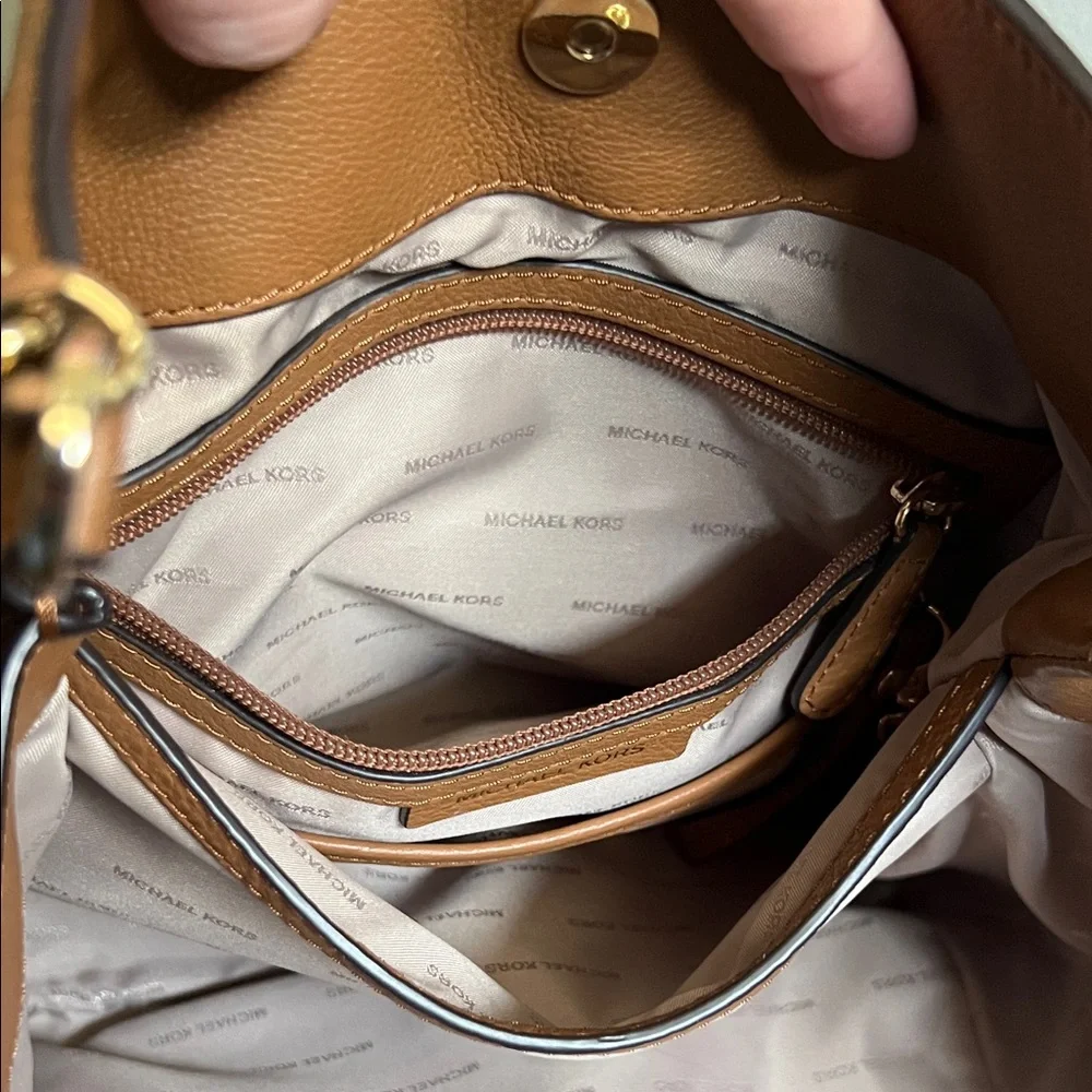 Michael Kors Tan Leather Shoulder Bag with Gold Chain - Picture 12 of 15